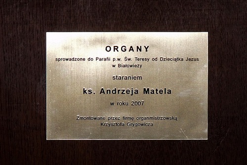 Tabliczka upamiętniająca przeniesienie organów do obecnego kościoła