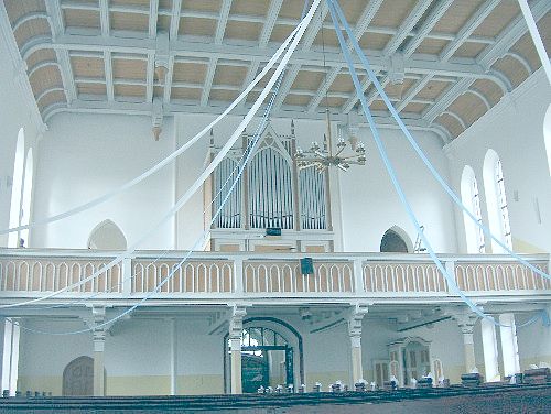 widok ogólny empory i organów