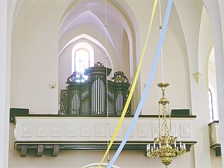 ogólny widok chóru muzycznego wraz z organami