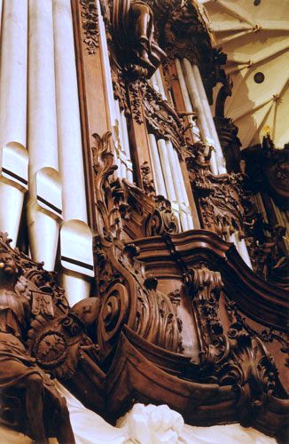 Bogato zdobiona szafa organów wielkich