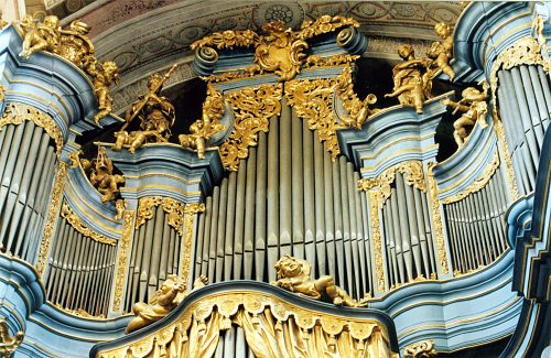 Bogato zdobiony prospekt jędrzejowskich organów