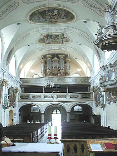ogólny widok kościoła, chóru muzycznego i prospektu
