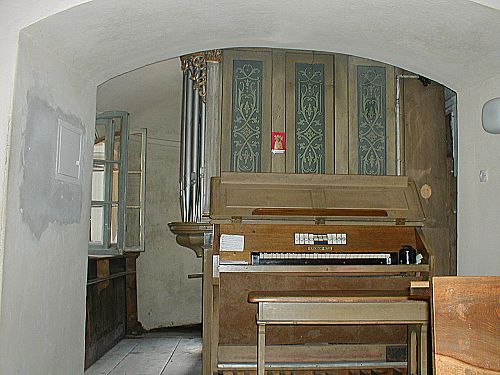 widok ogólny instrumentu i stołu gry (pozostałości prospektu widać po lewej stronie szafy)