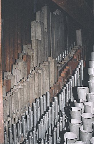 fragment sekcji głównego manuału (po prawej widać roztrąby Trompete 8')