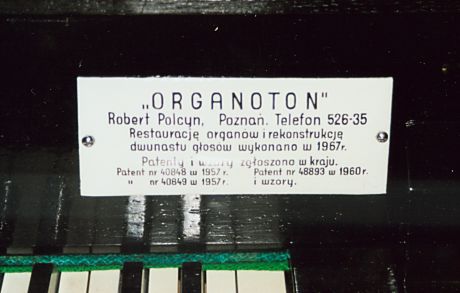 tabliczka organmistrza informująca o renowacji z 1967 roku