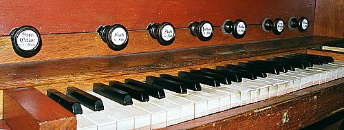 manubria (stylistyka napisów wskazuje że instrument zbudowała firma niemiecka)