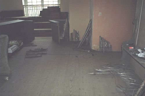 wyjęte z instrumentu piszczałki walają się po całym chórze