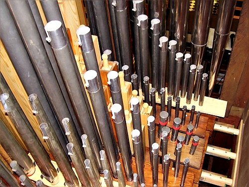 wnętrze szafy organów: zrekonstruowane piszczałki drewniane i metalowe po renowacji