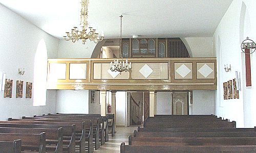 widok ogólny kościoła, chóru muzycznego i organów