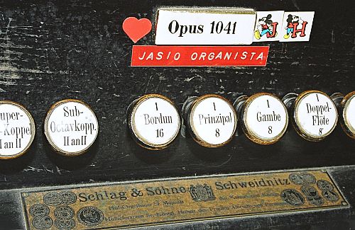 sygnatura i tabliczka opusowa organmistrza wraz z radosnymi inskrypcjami współczesnymi ;-)))