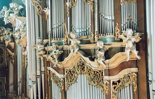 Bogato zdobiona szafa organów
