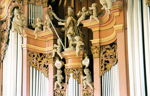 Figura króla Dawida grającego na harfie