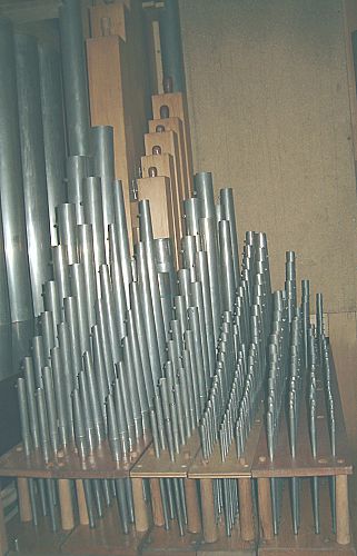 wnętrze szafy instrumentu: widoczna część piszczałek manuału I