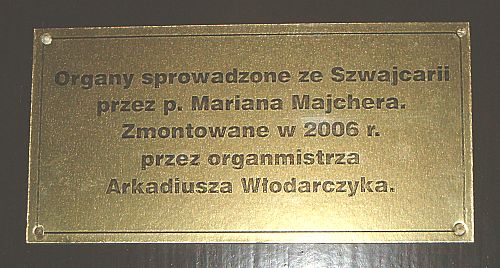 umieszczona na szafie tabliczka ze streszczeniem historii organów