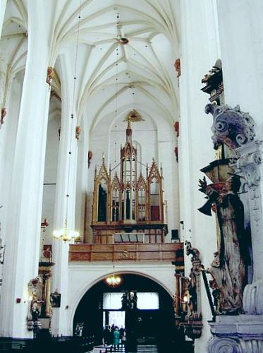 widok ogólny kościoła i chóru muzycznego