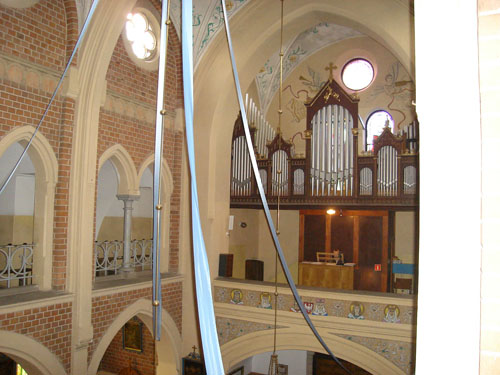 widok organów z empory kościoła