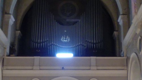 Widok chóru z poziomu kościoła